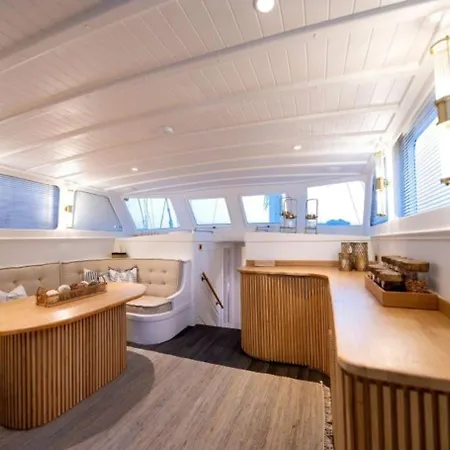 Liberte 11 Botel